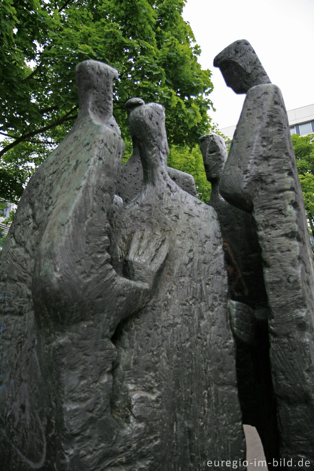 Detailansicht von "Menschen im Gespräch", Figurengruppe von Heiz Tobolla, Templergraben, Aachen