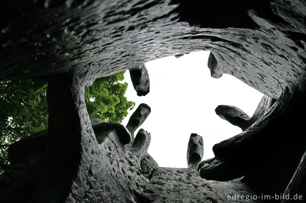 Detailansicht von "Menschen im Gespräch", Figurengruppe von Heiz Tobolla, Templergraben, Aachen