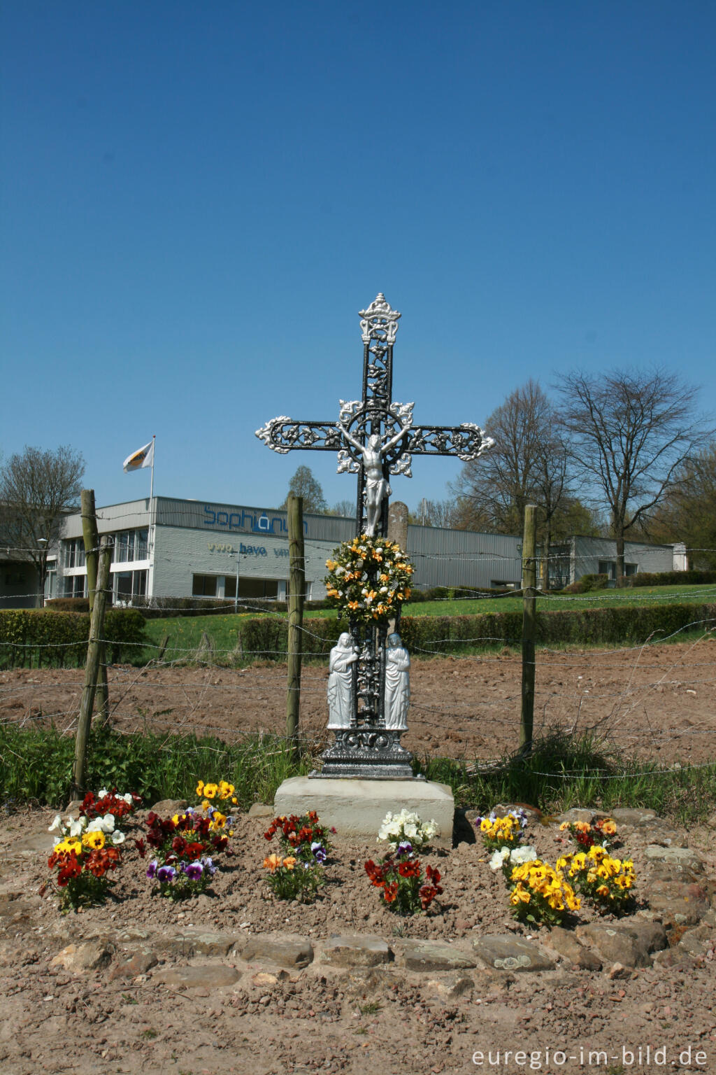 Detailansicht von Metallkreuz in Kerkrade, Ortsteil Spekholzerheide