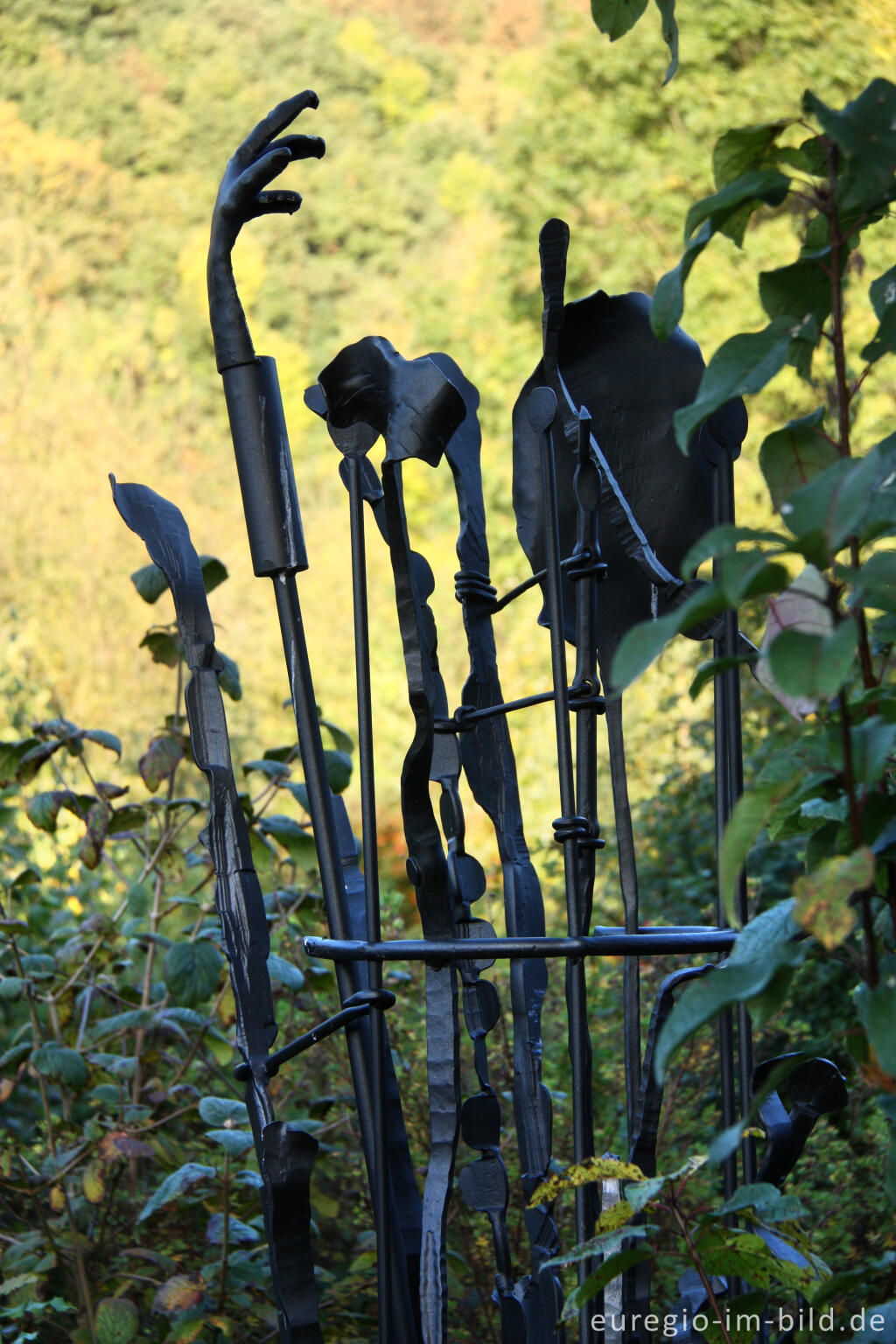 Detailansicht von Metallskulptur im Hospizgarten des Hortus Dialogus