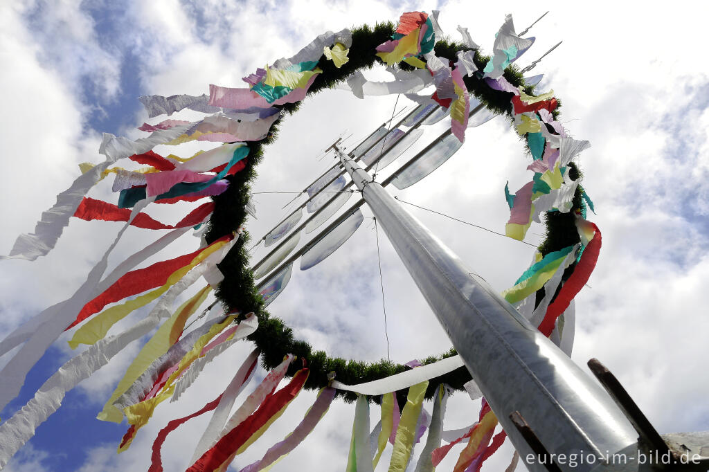 Detailansicht von Mit bunten Bändern geschmückter Maibaum in Effeld (Kreis Heinsberg)