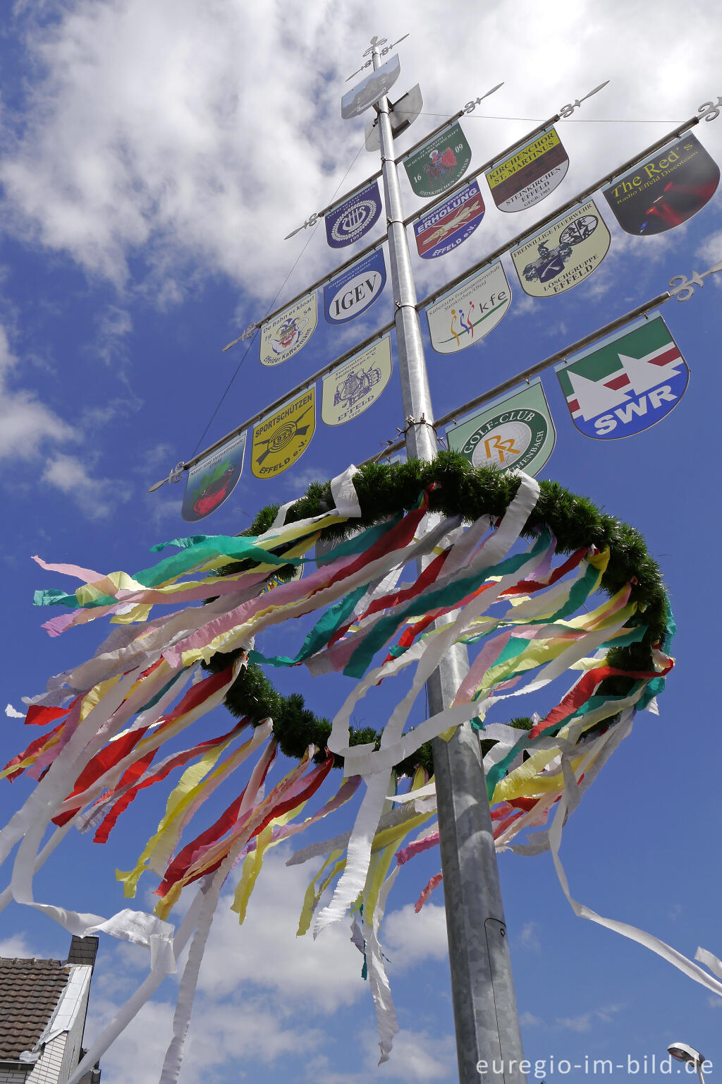 Mit bunten Bändern geschmückter Maibaum in Effeld (Kreis Heinsberg)