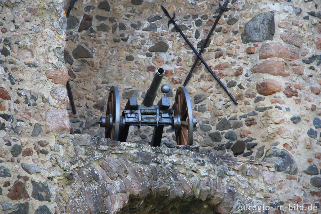 Detailansicht von Mittelalterliche Stadtmauer mit Kanone, Hillesheim