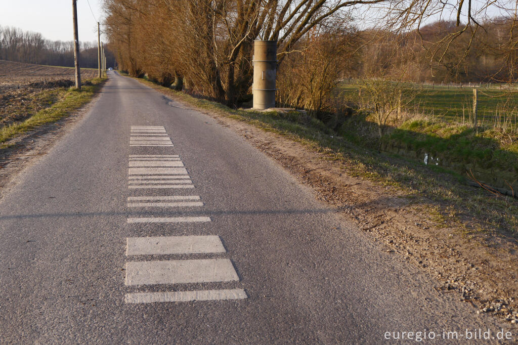 Detailansicht von Morsezeichen als Wegmarkierung auf dem "Weißen Weg" bei Aachen-Horbach