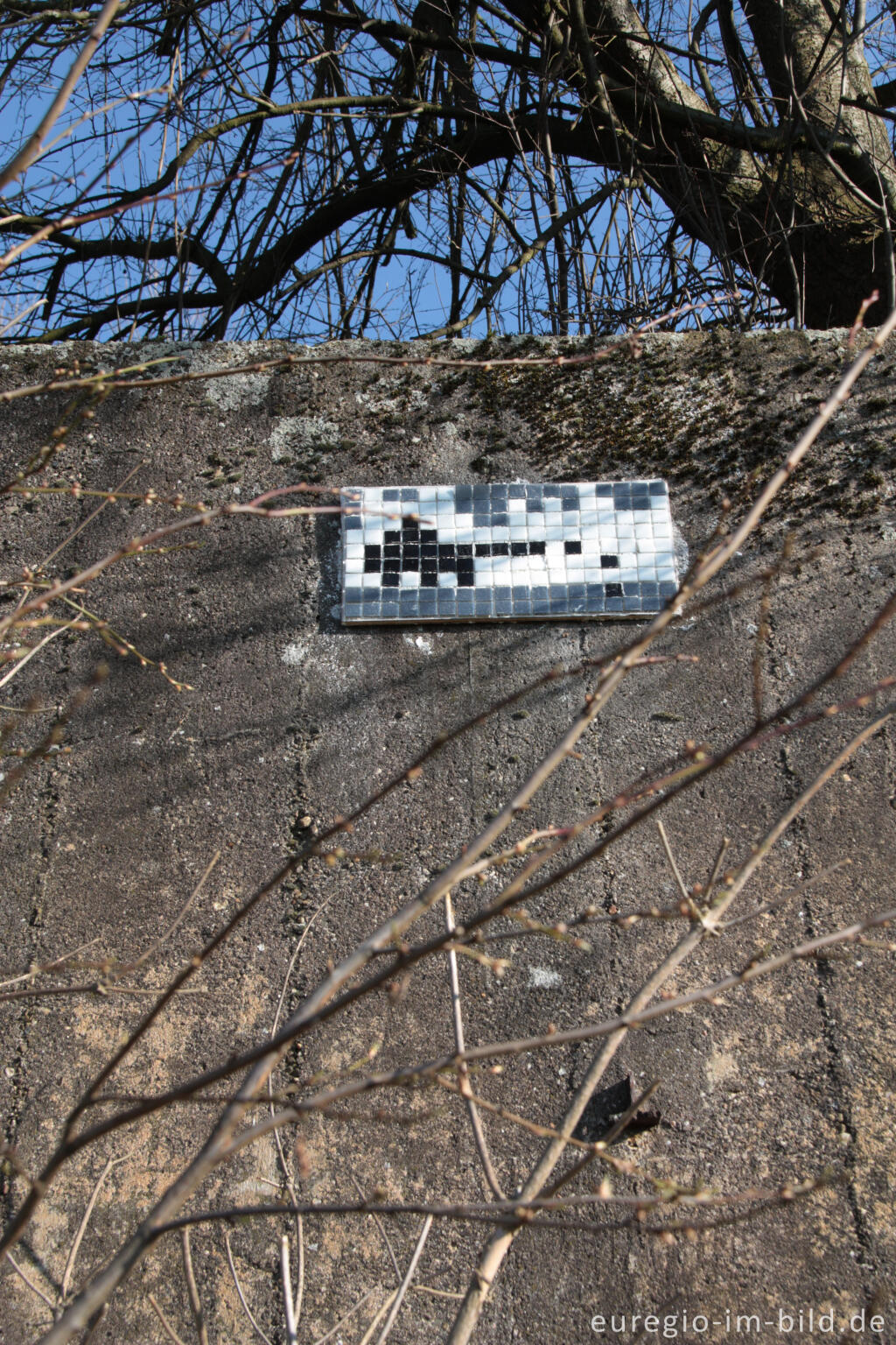 Detailansicht von Mosaik auf der Panzermauer des Westwalls beim Schneeberg