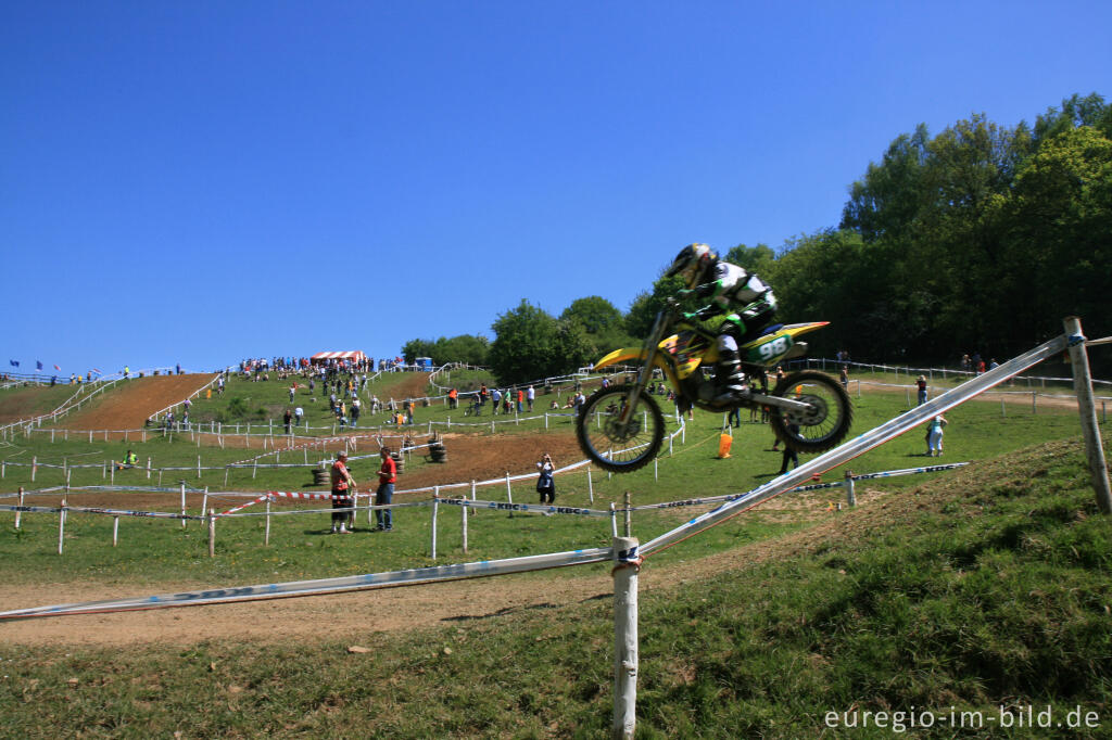 Detailansicht von Motocross Rennen am Pfingstwochenende im Göhltal bei Moresnet, B