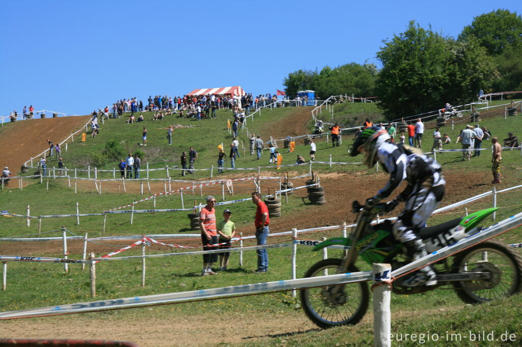 Detailansicht von Motocross Rennen am Pfingstwochenende im Göhltal bei Moresnet, B