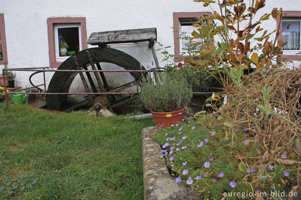 Detailansicht von Mühlrad der Üdersdorfer Mühle an der Lieser