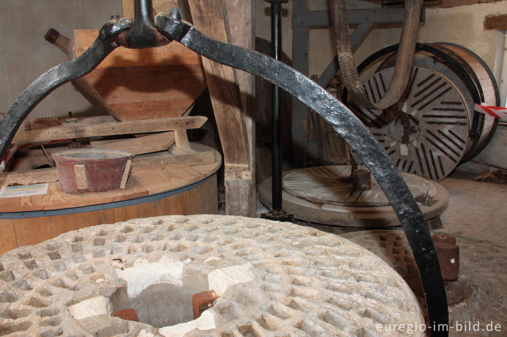 Detailansicht von Mühlsteine in der Wassermühle von Terbruggen, Geultal