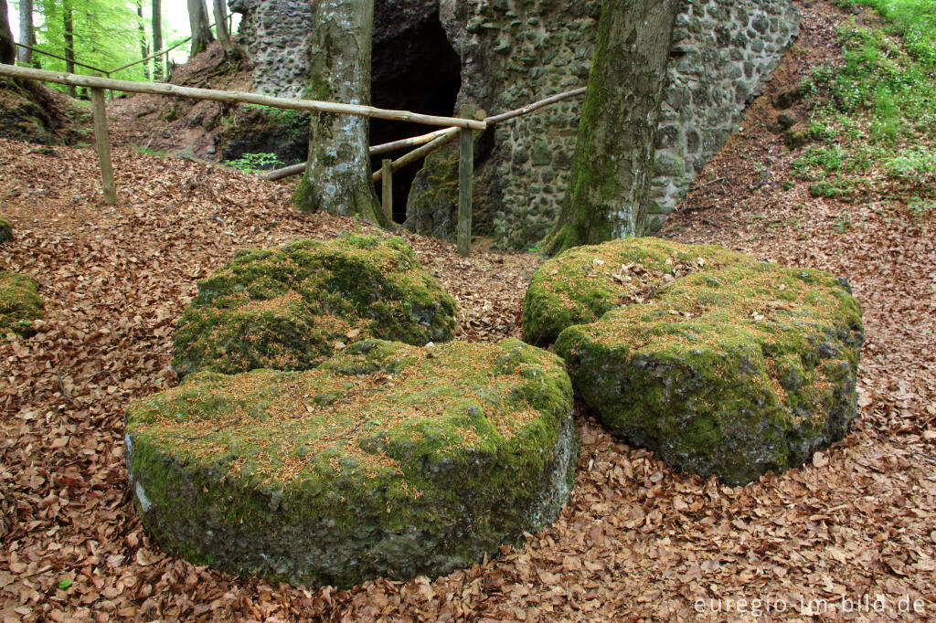 Detailansicht von Mühlsteine und Mühlsteinhöhle auf dem Nerother Kopf, Vulkaneifel