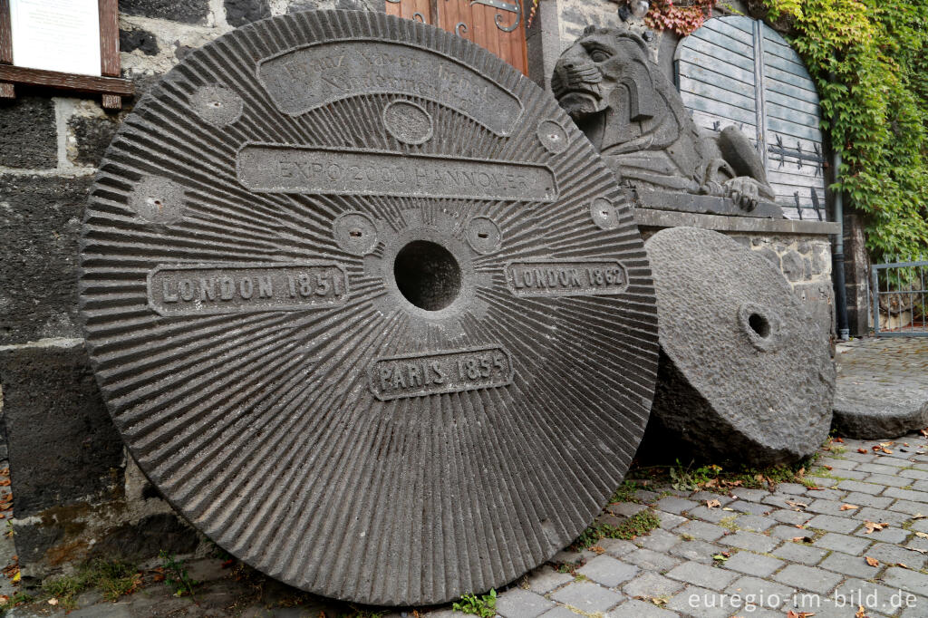 Detailansicht von Mühlsteine vor dem Eingang zum Lavakeller der Stadt Mendig (Vulkaneifel)