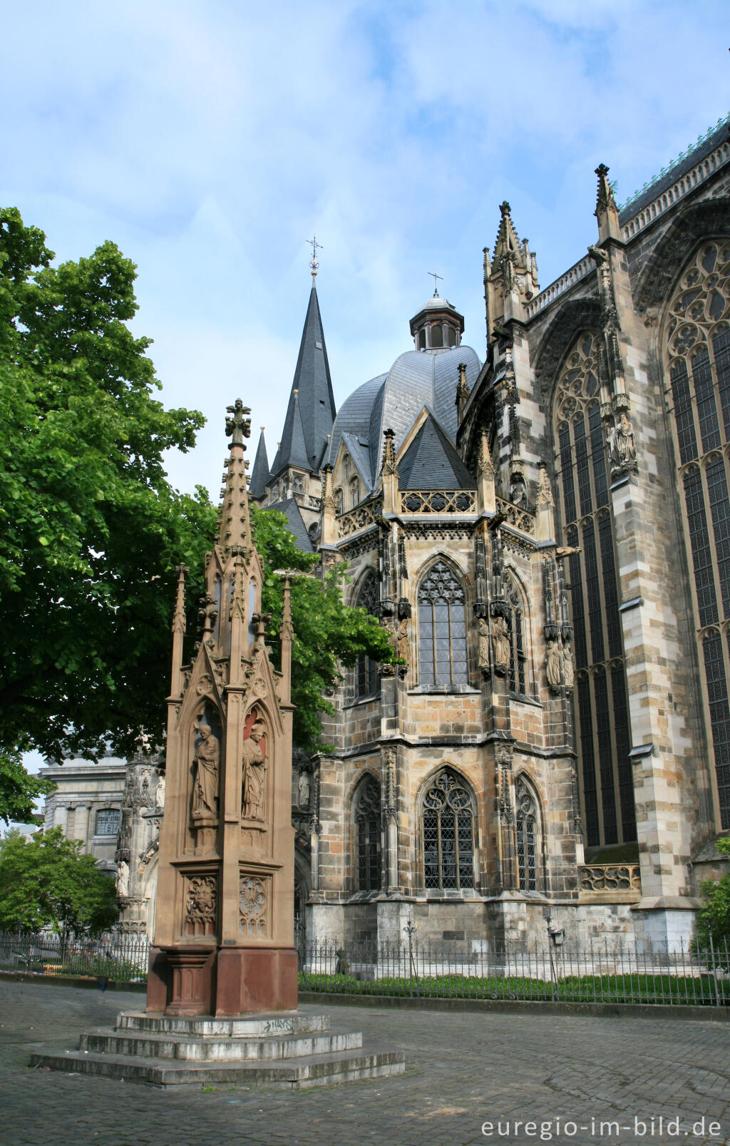 Detailansicht von Münsterplatz mit Dom und Vinzenzbrunnen 