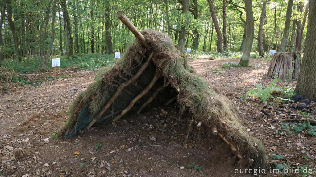 Detailansicht von Nachbau eines historischen Schlafplatzes für die Köhler