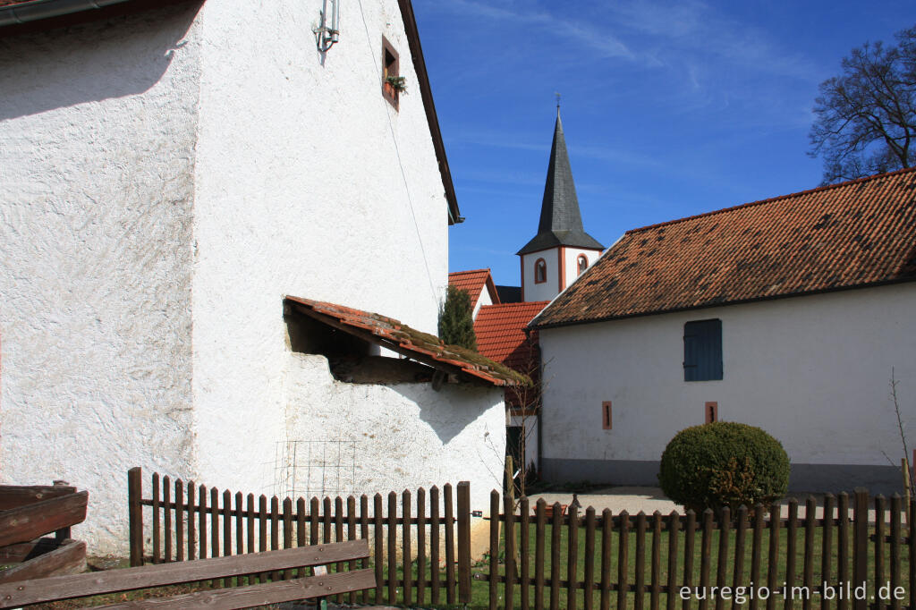 Niederehe mit der Kirche St. Leodegar