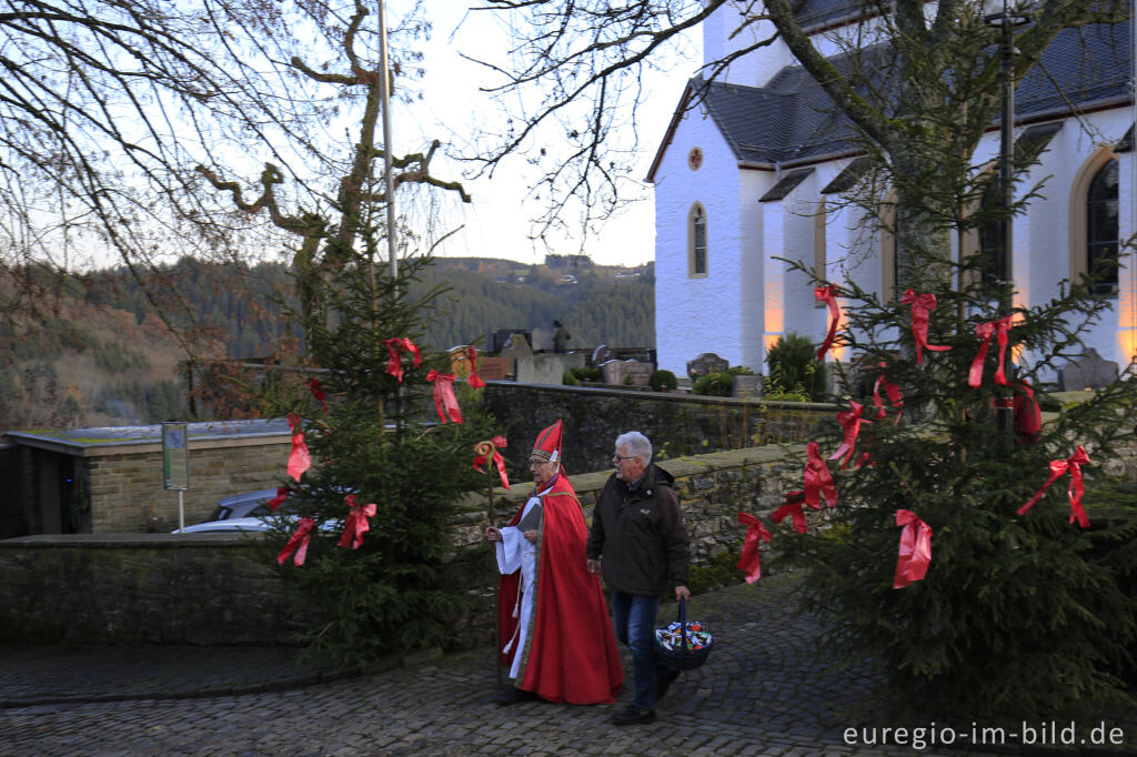 Detailansicht von Nikolaus vor der Pfarrkirche St. Matthias, Reifferscheid, Gemeinde Hellenthal