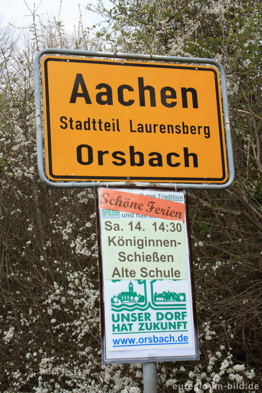 Detailansicht von Ortsschild von Orsbach mit Plakat