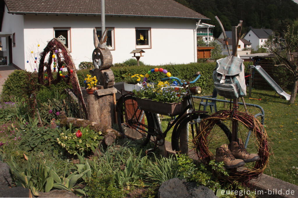 Detailansicht von Osterdekoration vor einem Haus in Gerolstein