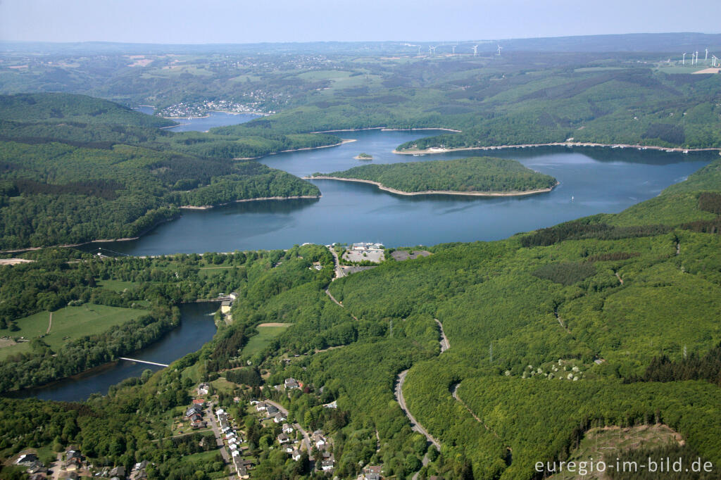 Detailansicht von Panorama-Luftaufnahme der Rurtalsperre mit Heimbach im Vordergrund