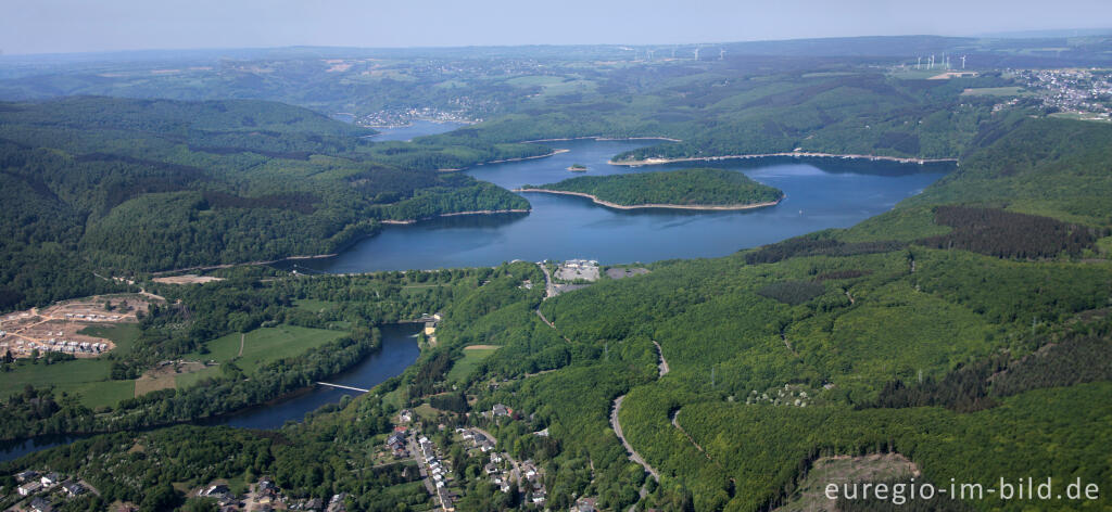 Detailansicht von Panorama-Luftaufnahme der Rurtalsperre mit Heimbach im Vordergrund