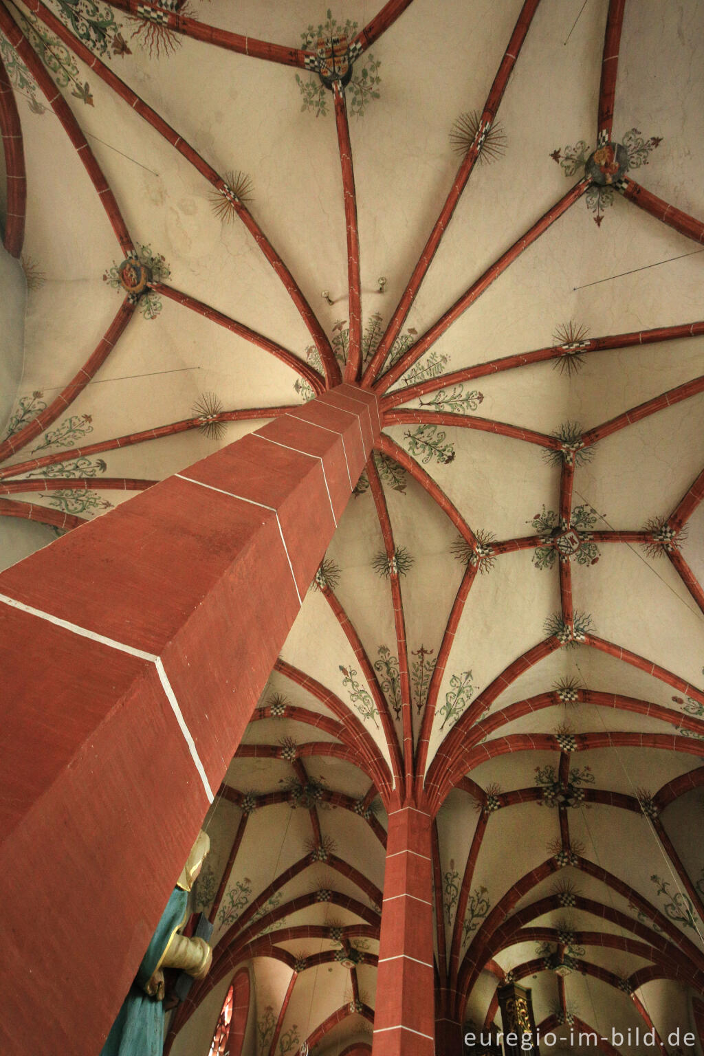 Detailansicht von Pfarrkirche St. Nikolaus in Neuerburg