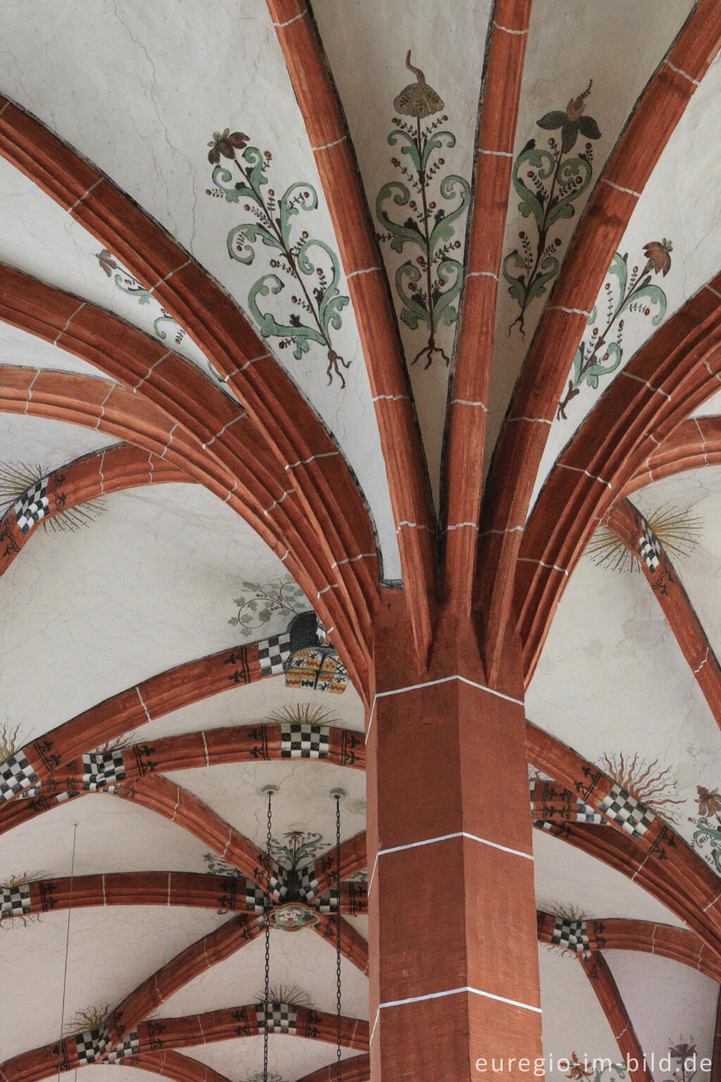 Detailansicht von Pfarrkirche St. Nikolaus in Neuerburg