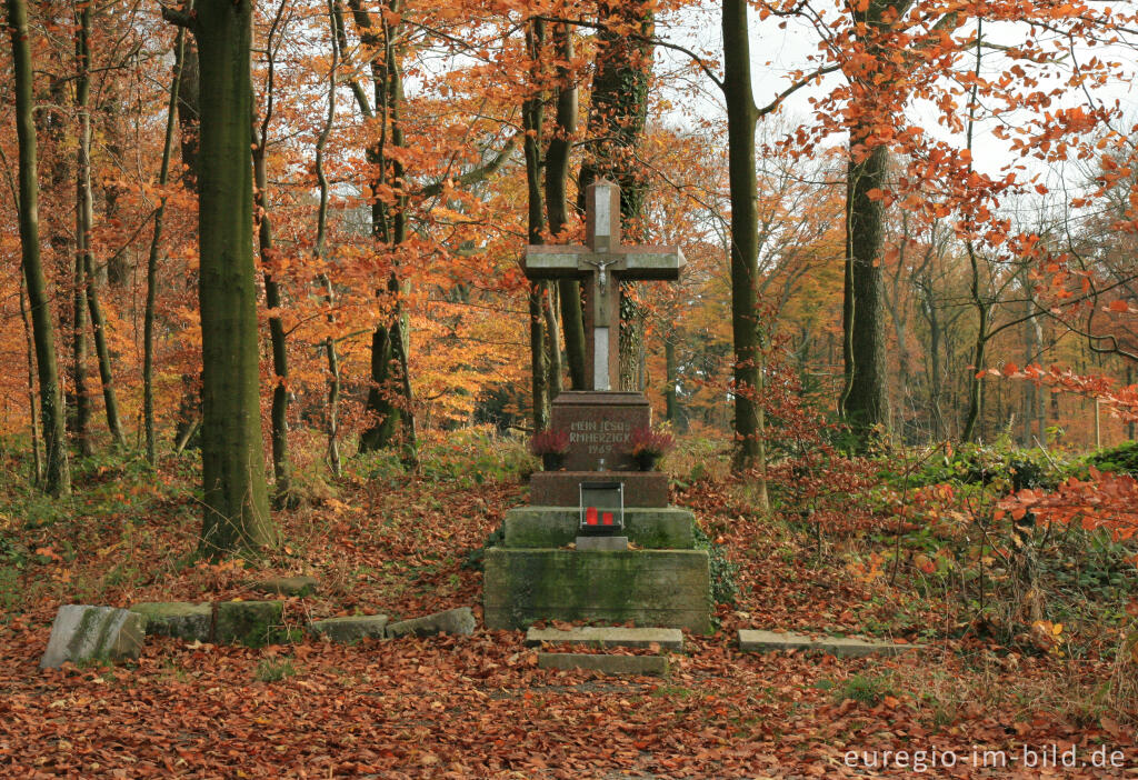 Detailansicht von Pilgerkreuz am Moresneter Weg, Jakobsweg