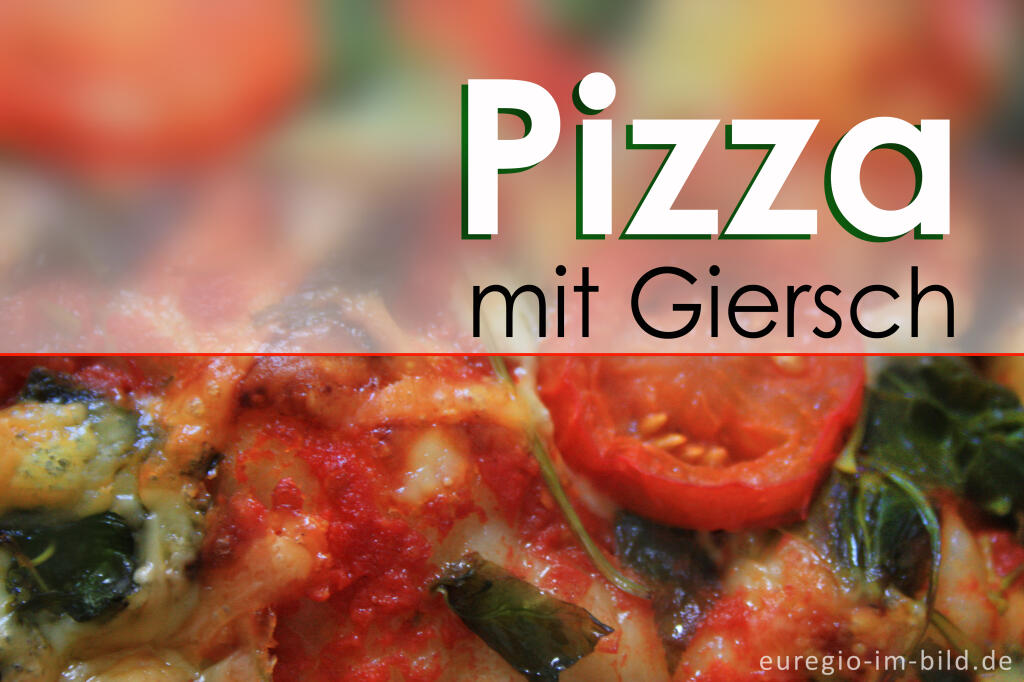 Detailansicht von Pizza mit Giersch