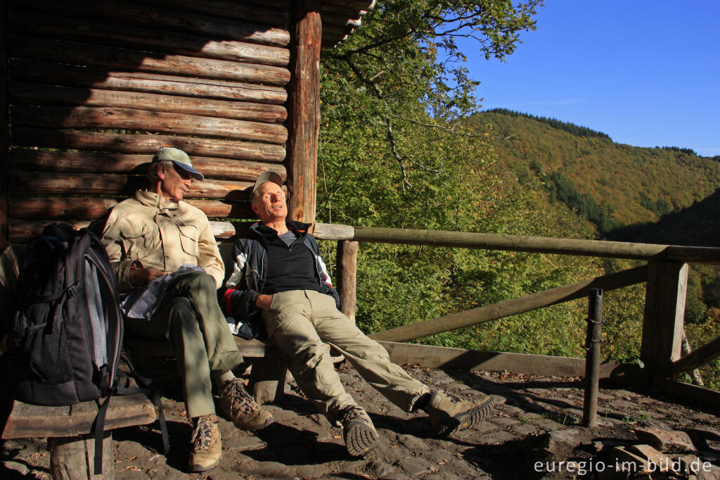 Detailansicht von Rast auf dem Eifelsteig im Tal der Lieser 