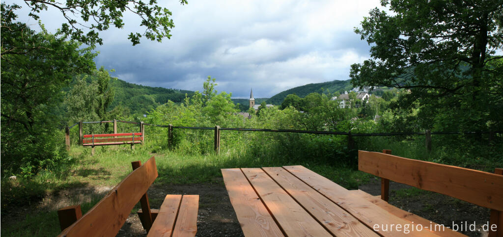 Rastplatz mit Blick auf Einruhr, Eifelsteig