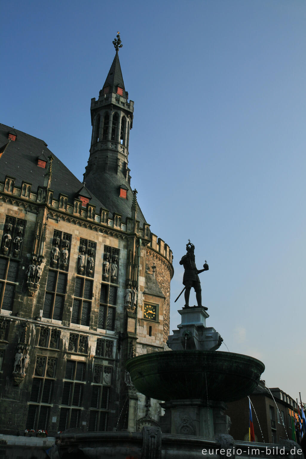 Detailansicht von Rathaus mit Karlsbrunnen, Aachen