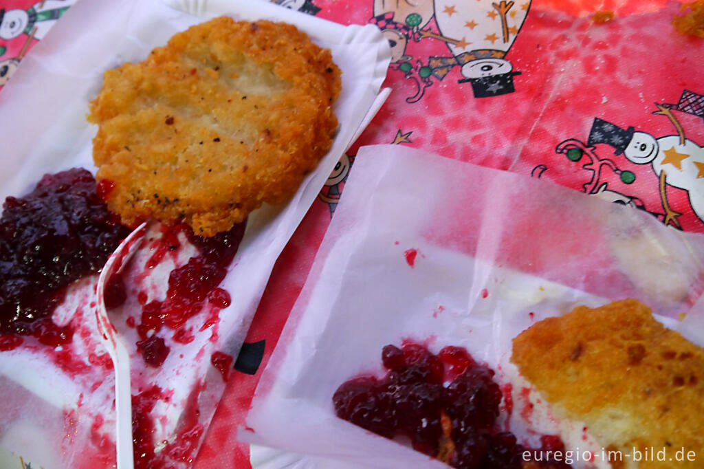 Detailansicht von Reibekuchen mit Preiselbeermarmelade, Weihnachtsmarkt Monschau
