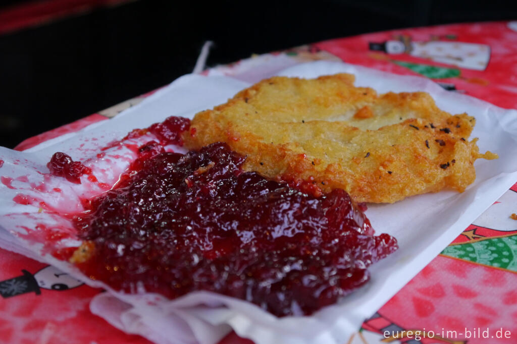 Detailansicht von Reibekuchen, Weihnachtsmarkt in Monschau
