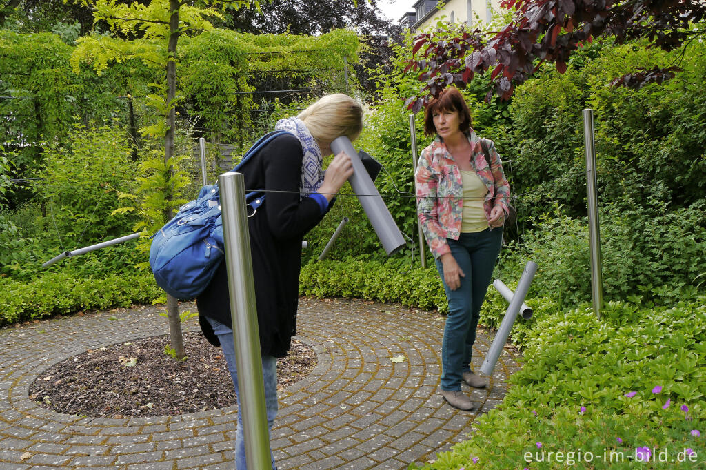 Detailansicht von Resonatoren im "Garten der Sinne", Vinzenz-Heim