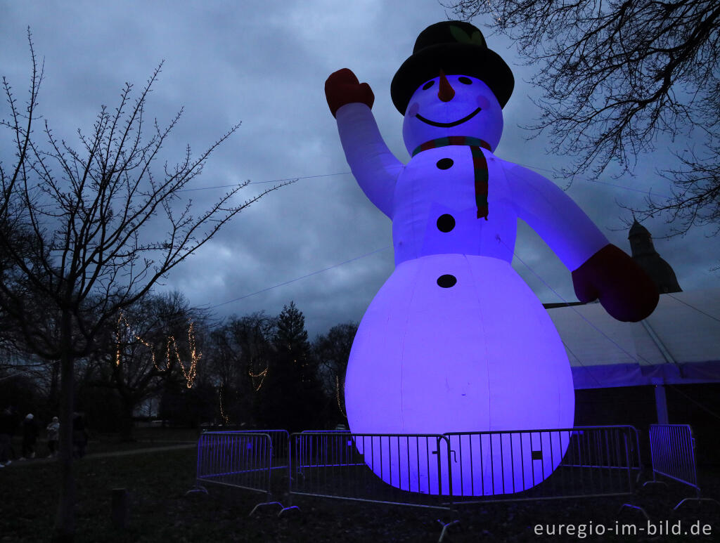 Detailansicht von Riesiger, aufblasbarer Schneemann, Alsdorfer Weihnachtsmarkt