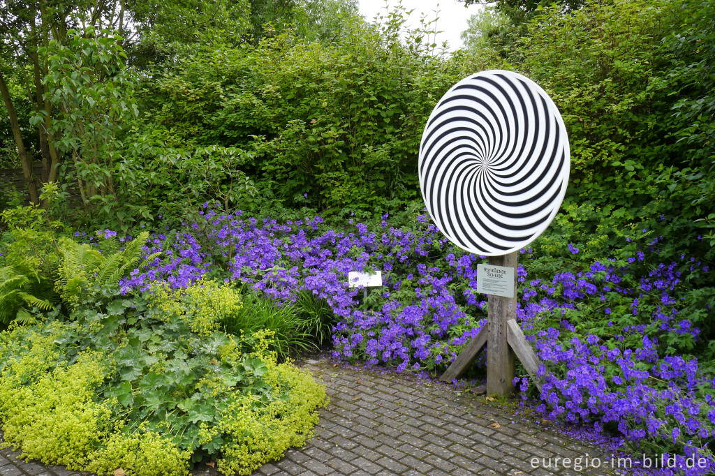 Detailansicht von Rotierende Scheibe im "Garten der Sinne", Vinzenz-Heim