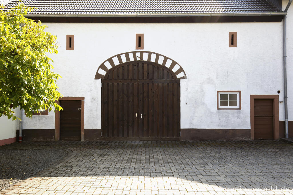 Detailansicht von Scheunentor an einem historischen Haus in Neroth