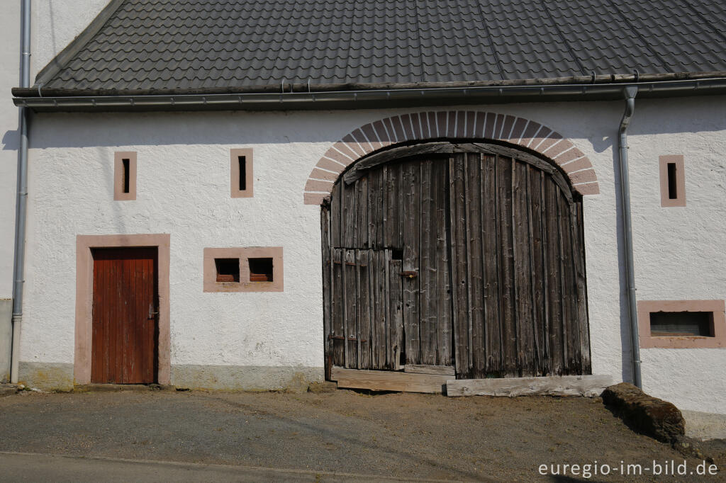 Detailansicht von Scheunentor an einem historischen Haus in Neroth