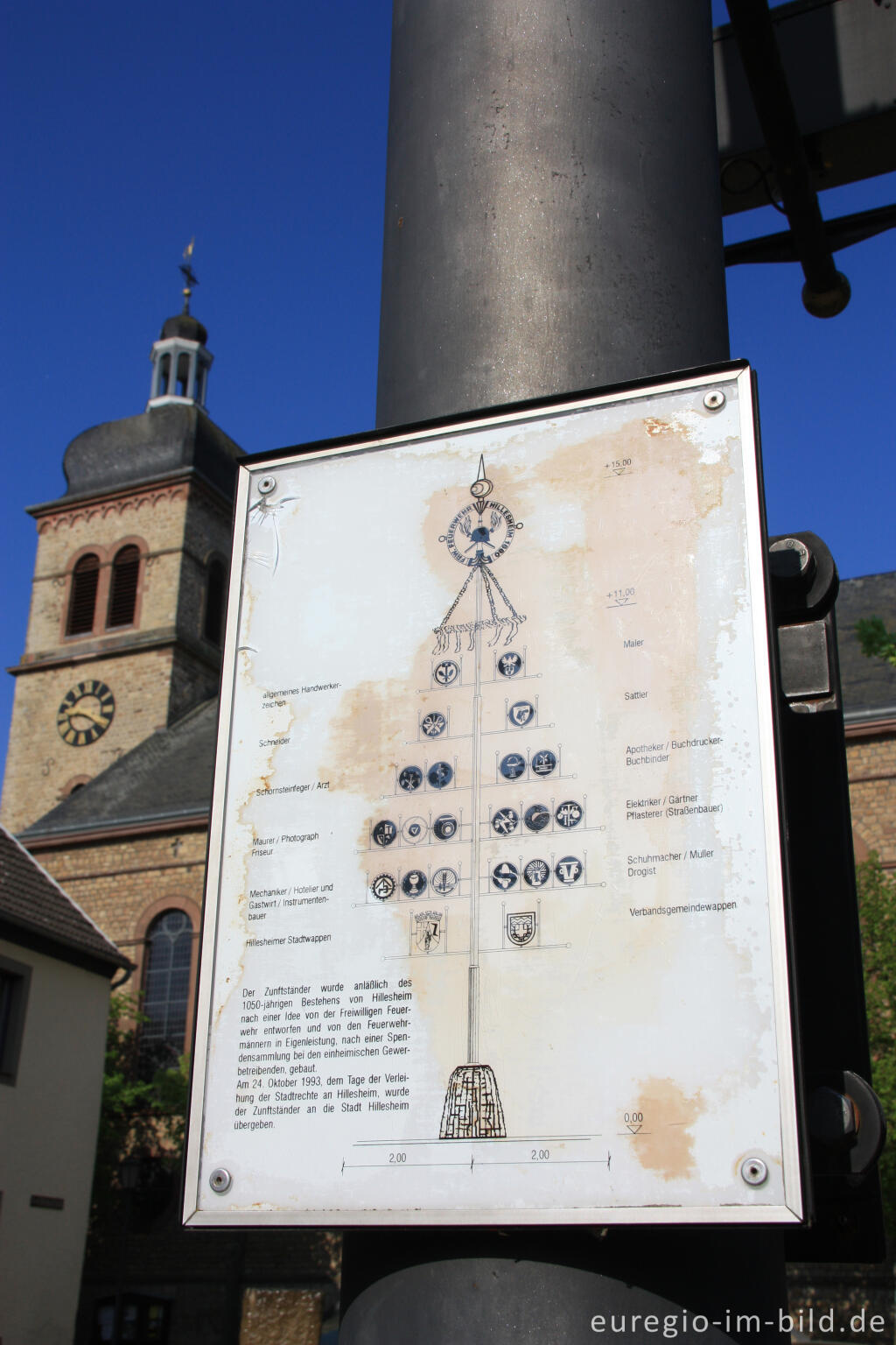 Detailansicht von Schild am Fuß des Zunftständers in Hillesheim