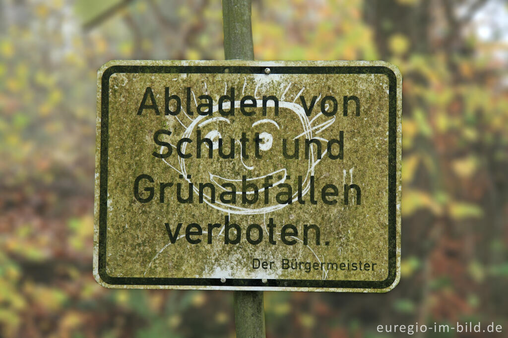 Detailansicht von Schild an einem Parkplatz in der Nordeifel