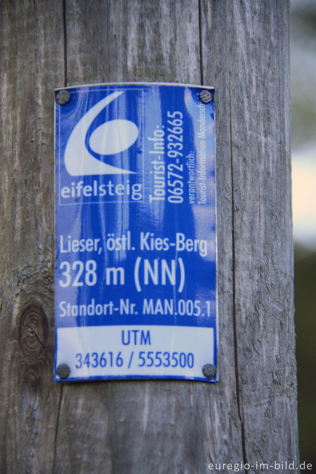 Detailansicht von Schild mit Standort-Daten auf dem Eifelsteig