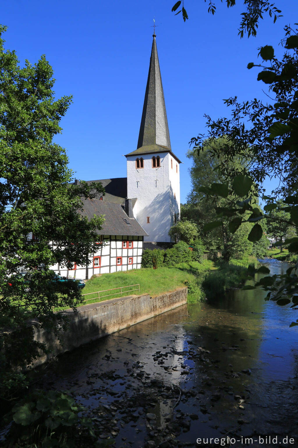 Detailansicht von Schleiden-Olef mit Pfarrkirche und dem Bach Olef