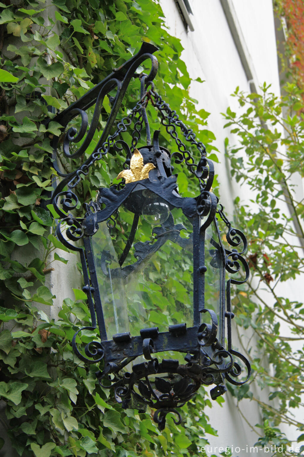 Detailansicht von Schmiedeeiserne Laterne im Garten des Deutsch-Französischen Kulturinstituts, Aachen