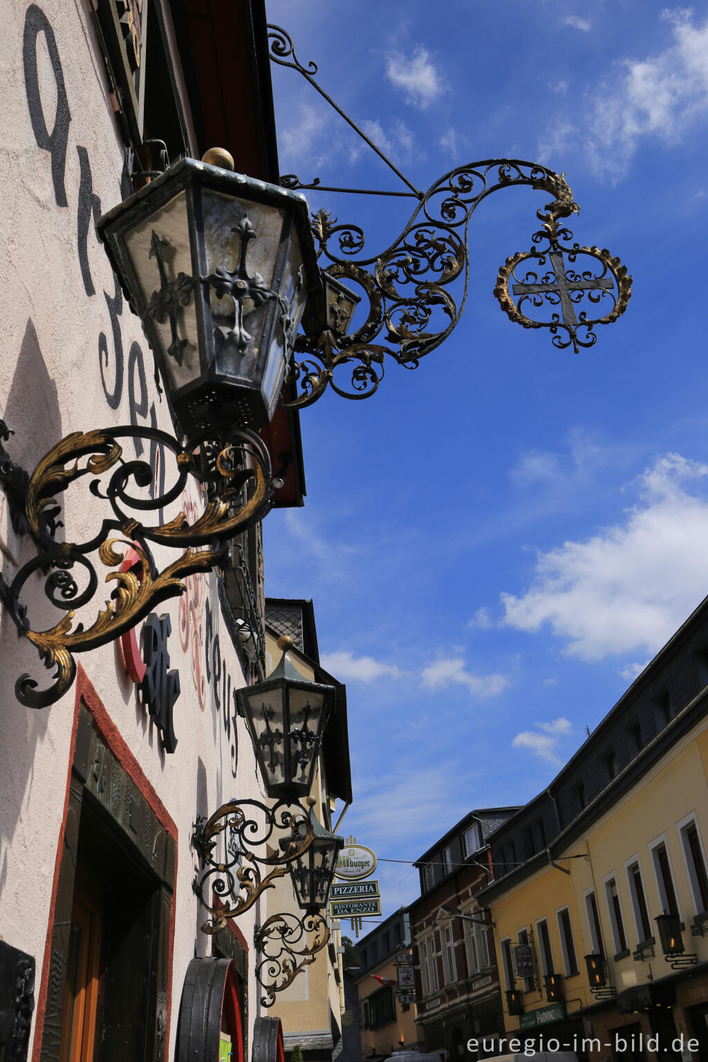 Detailansicht von Schmiedeeiserne Laternen, Hotel zum Schwarzen Kreuz, Altenahr