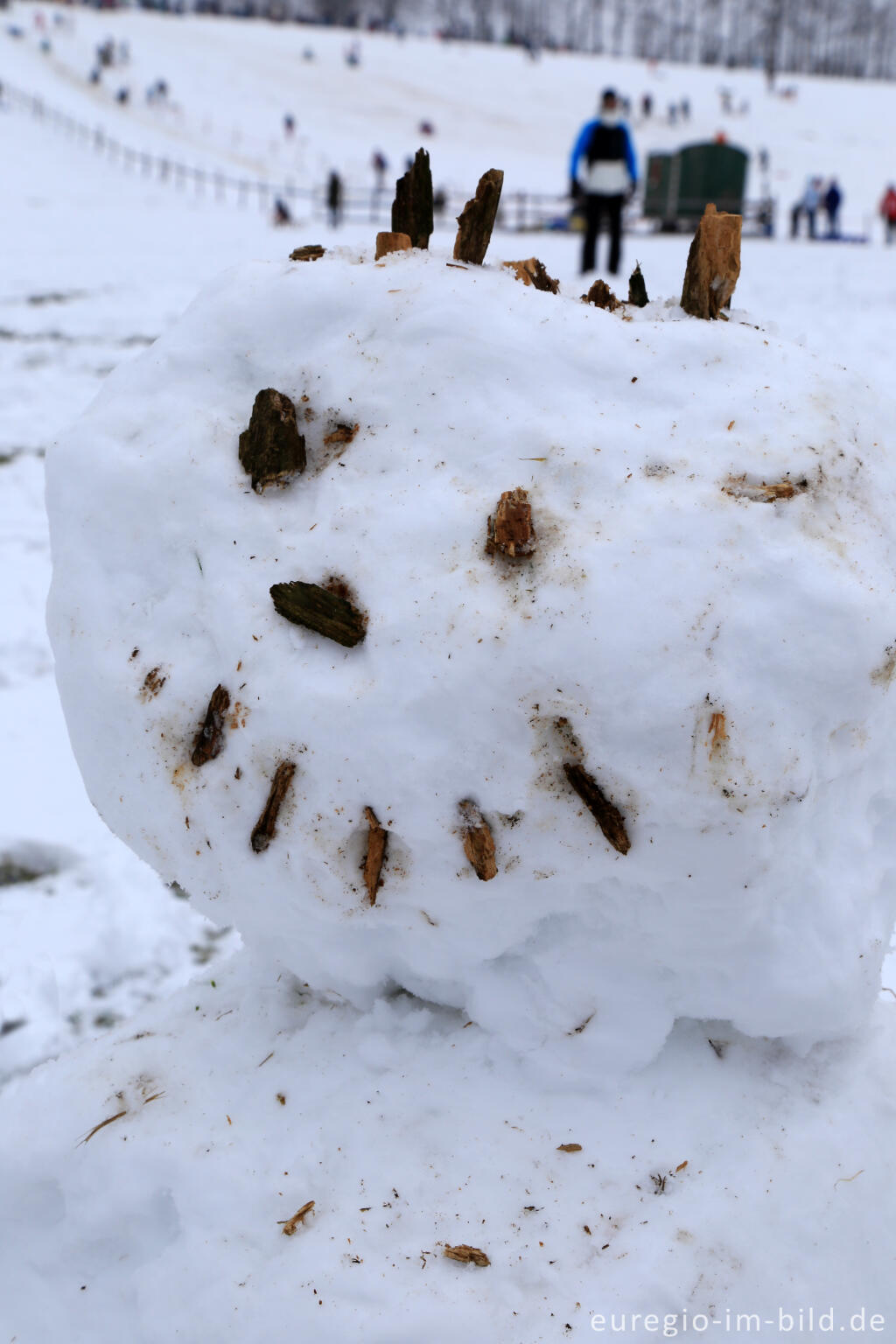 Detailansicht von Schneemann im Wintersportgebiet "Weißer Stein" bei Udenbreth in der Hocheifel