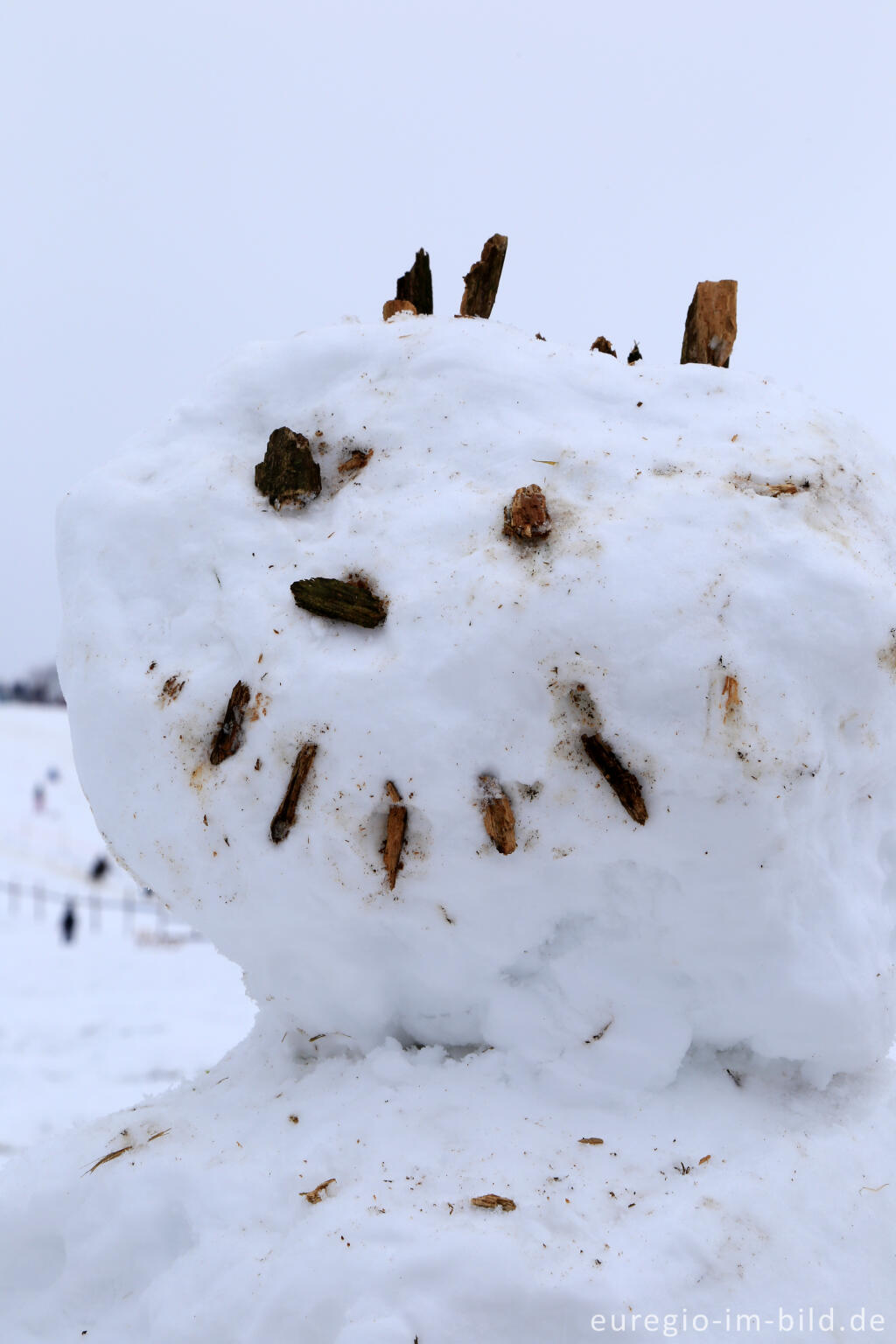 Detailansicht von Schneemann im Wintersportgebiet "Weißer Stein" bei Udenbreth in der Hocheifel