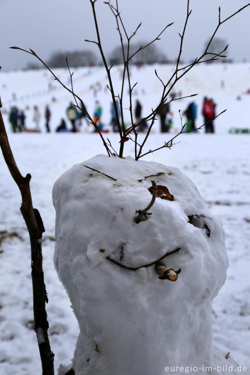 Detailansicht von Schneemann im Wintersportgebiet "Weißer Stein" bei Udenbreth in der Hocheifel