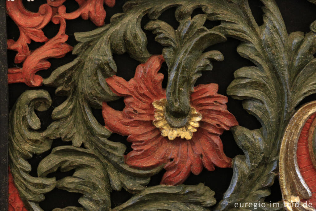 Detailansicht von Schnitzereien am Altar der Cornelius-Kapelle von Welchenhausen