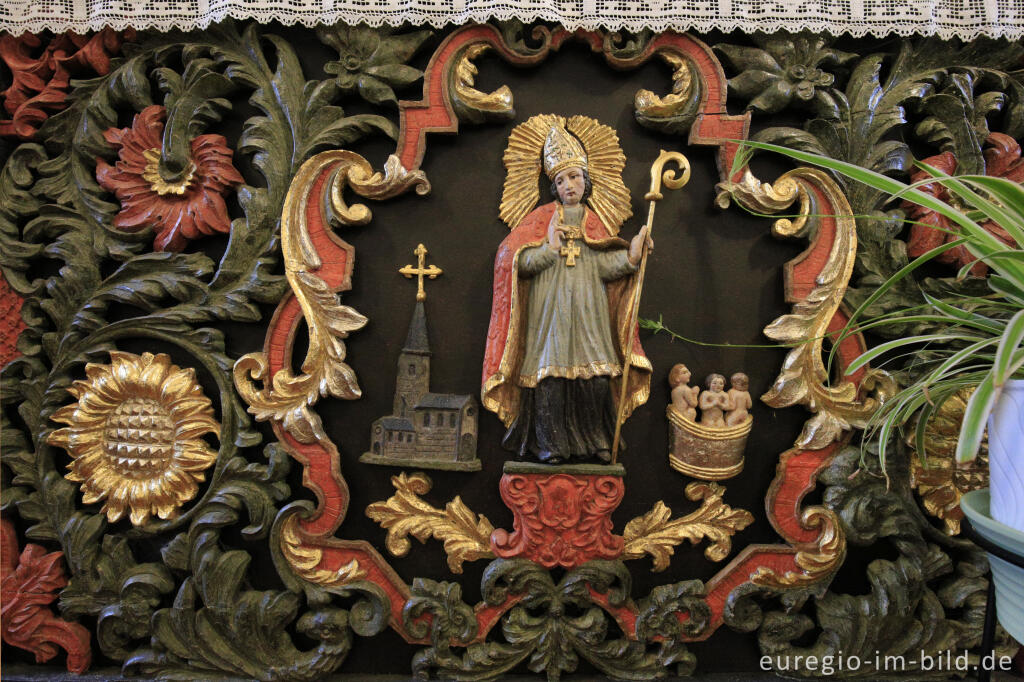 Detailansicht von Schnitzereien am Altar der Cornelius-Kapelle von Welchenhausen