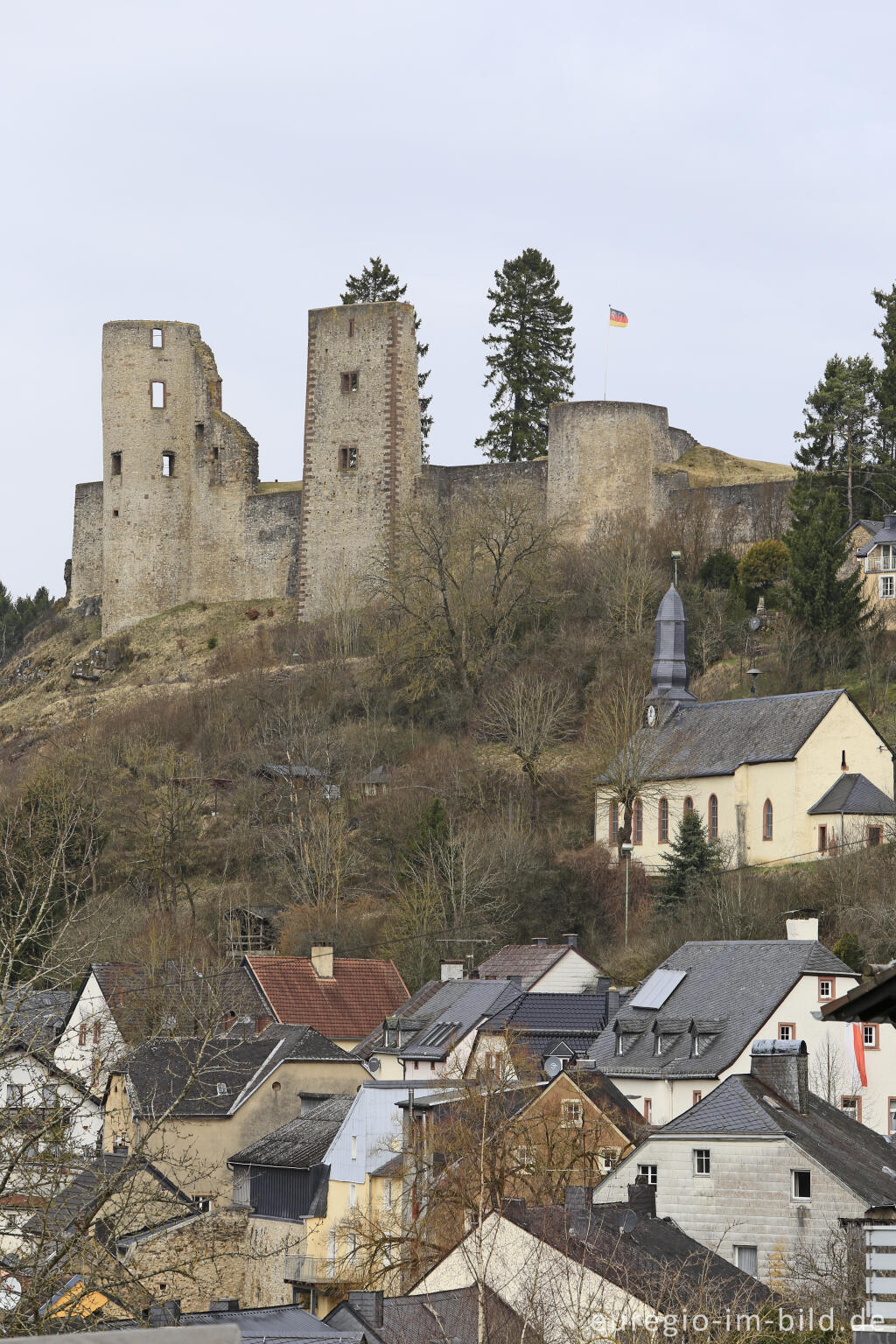 Detailansicht von Schönecken mit der Ruine der Burg Schönecken und der Kapelle St. Antonius