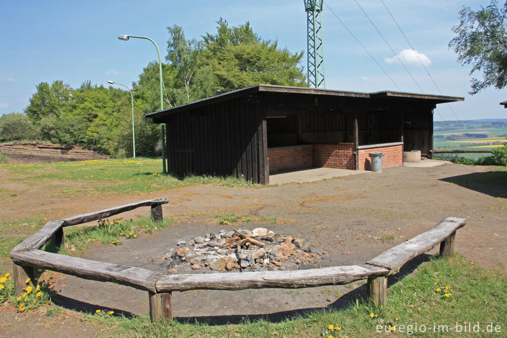 Detailansicht von Schutzhütte mit Grillplatz auf dem erloschenen Wolfsbeuel-Vulkan